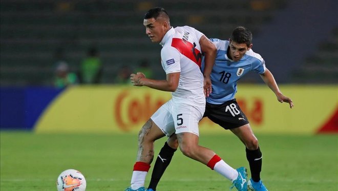  Uruguay derrota a Perú en un duro partido