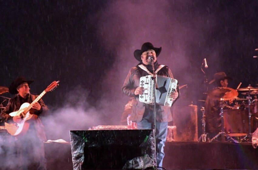 Intocable impone récord mundial de asistencia en autoconciertos