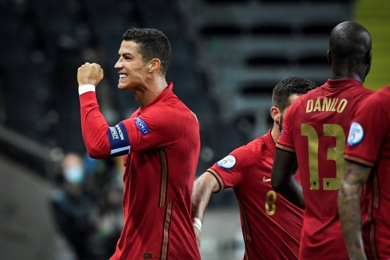  Cristiano Ronaldo marcó dos tantos espectaculares y llegó a 101 goles con la selección de Portugal