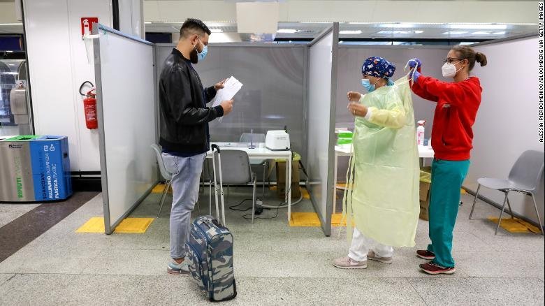  Países de Europa marcan sombríos récords de covid-19 a medida que se vuelven a imponer restricciones