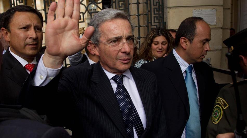  Otorgan libertad al expresidente Álvaro Uribe