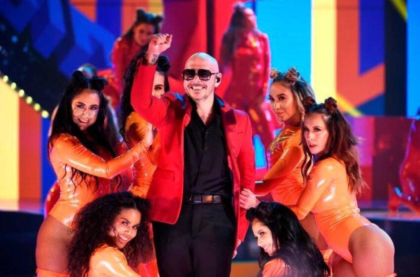  Pitbull actuará junto a personal de emergencia en los Latin Grammy