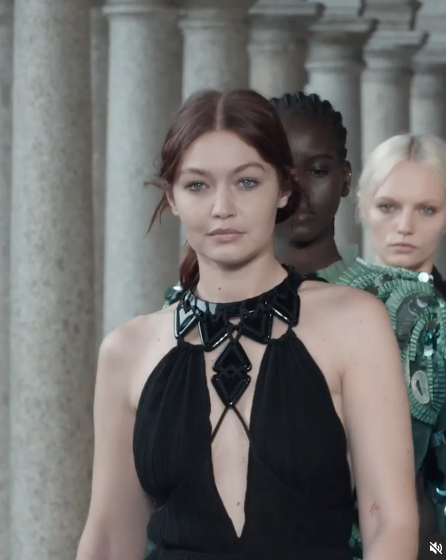  Semana de la moda de Milán: Gigi Hadid camina por la rampa de Alberta Ferretti