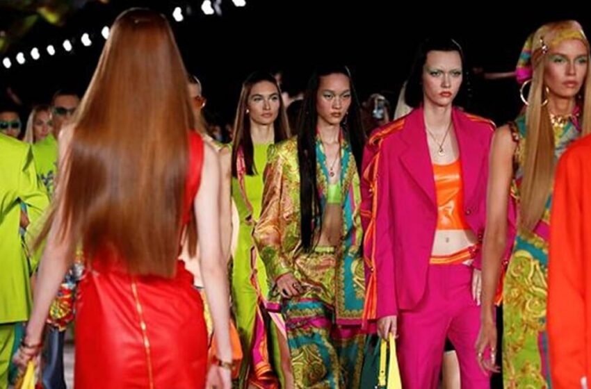 Versace y Prada hacen una declaración en la Semana de la Moda de Milán
