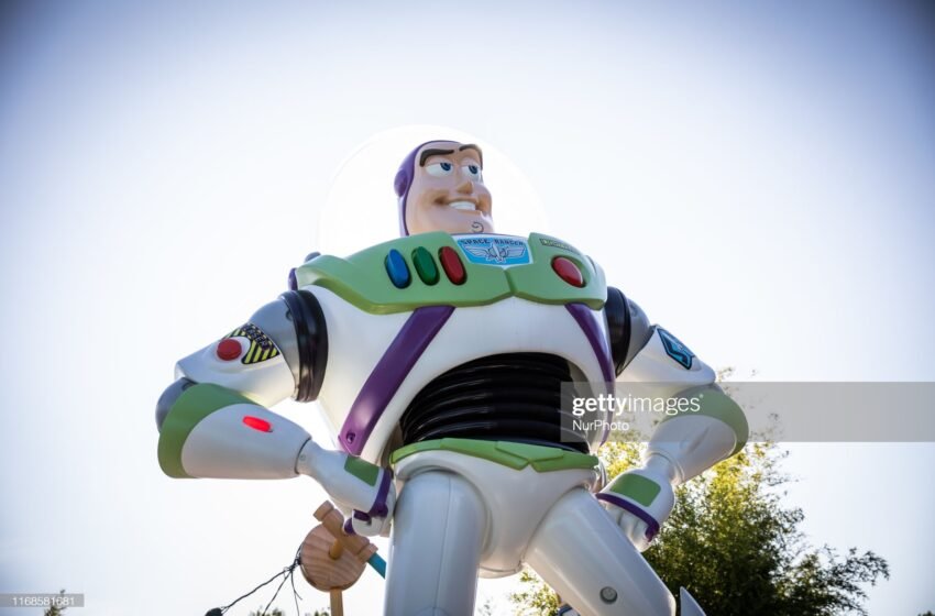  ¿La historia del origen de Buzz Lightyear?