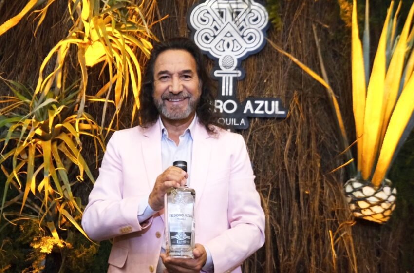  Marco Antonio Solís presenta su nuevo tequila ‘Tesoro Azul’ en compañía de Yuri